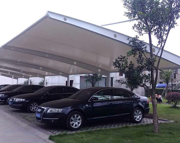 膜結(jié)構(gòu)停車棚建筑的特性有哪些？